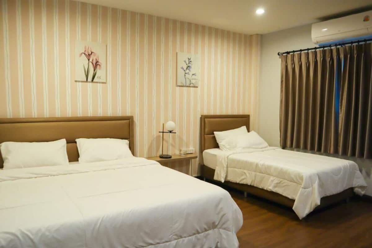 Standard Triple Room with Shared Bathroom | Khu vực làm việc phù hợp cho laptop, màn/rèm cản sáng