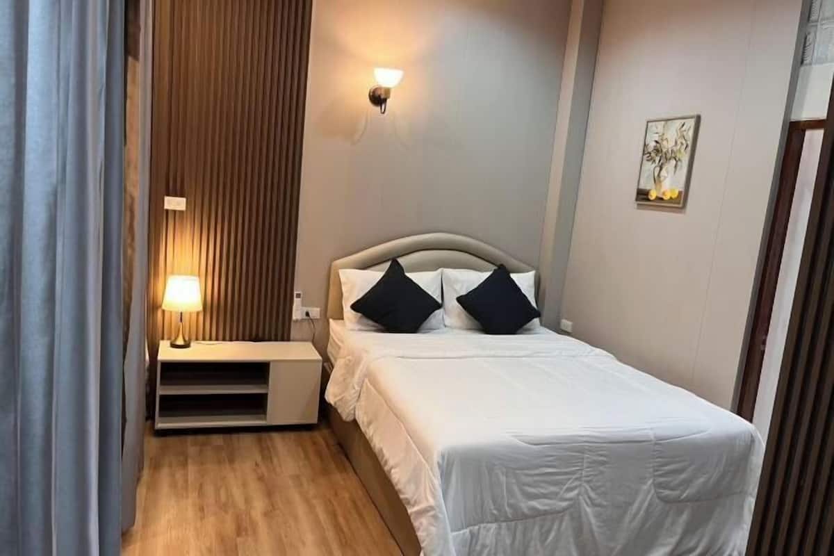 Laptop workspace, blackout drapes, iron/ironing board, free WiFi