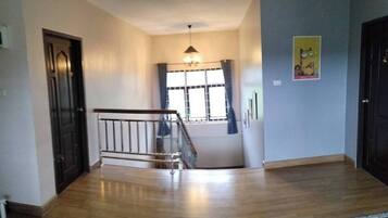 Espacio para trabajar con laptop y cortinas blackout