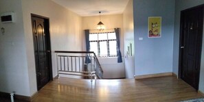 A Little Nap Garden Villa 3 Bedrooms | Khu vực làm việc phù hợp cho laptop, màn/rèm cản sáng 
