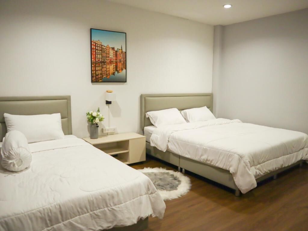 Laptop workspace, blackout curtains, iron/ironing board, free WiFi