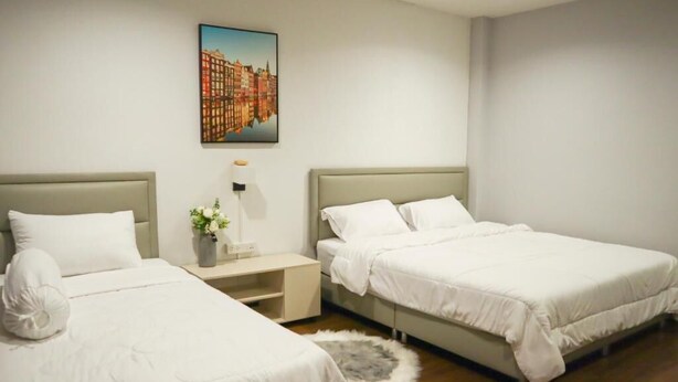 Standard Triple Room with Shared Bathroom | Sengetøy av topp kvalitet, skrivebord for bærbar PC og blendingsgardiner