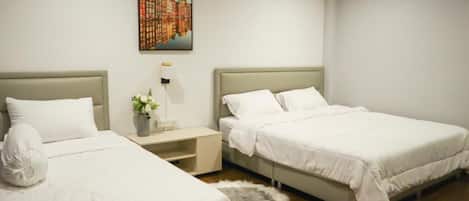 Standard Triple Room with Shared Bathroom | Ropa de cama de alta calidad y espacio para trabajar con laptop
