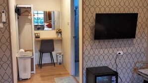 Family Quadruple Room with Private Bathroom  | Sengetøy av topp kvalitet, skrivebord for bærbar PC og blendingsgardiner