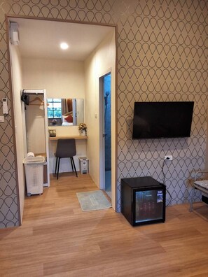 Habitación cuádruple familiar, vistas a la ciudad | Espacio para trabajar con un portátil y cortinas opacas