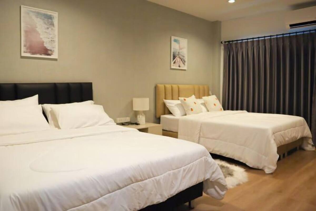 Laptop workspace, blackout curtains, iron/ironing board, free WiFi