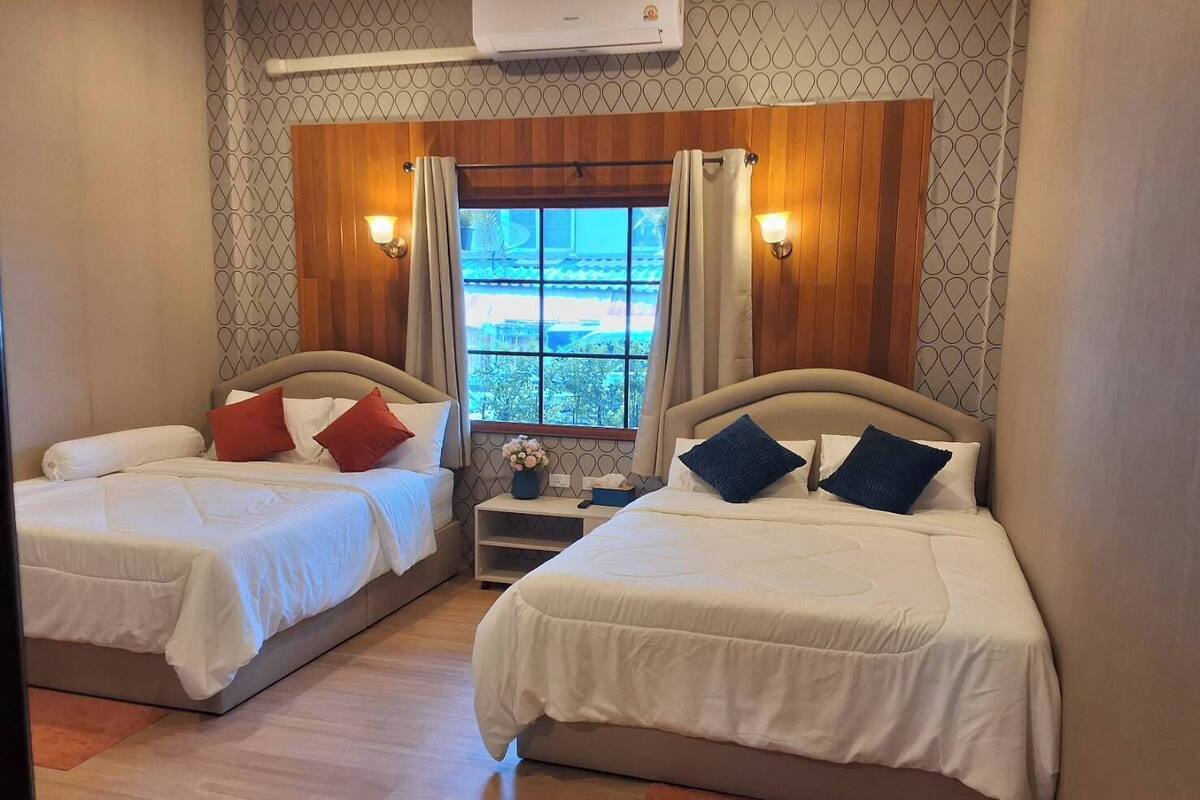 Family Quadruple Room with Private Bathroom  | Sengetøy av topp kvalitet, skrivebord for bærbar PC og blendingsgardiner