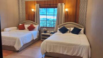 Habitación cuádruple estándar, vistas a la ciudad | Espacio para trabajar con un portátil y cortinas opacas