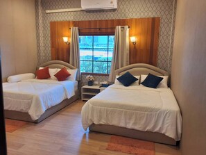 Standard-Vierbettzimmer, Stadtblick | Laptopgeeigneter Arbeitsplatz, Verdunkelungsvorhänge