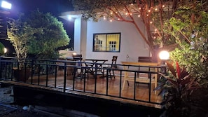A Little Nap Garden Villa 3 Bedrooms | Balcón