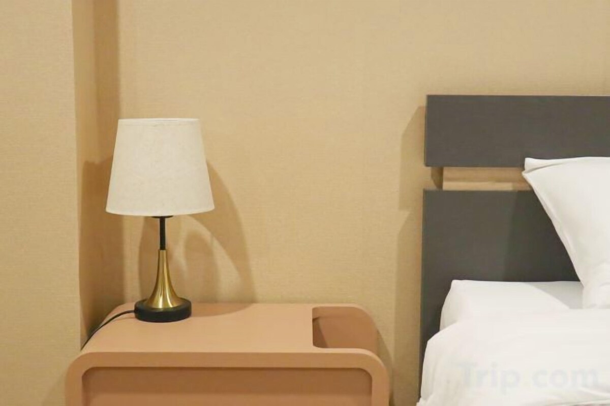 Ropa de cama de alta calidad y espacio para trabajar con un portátil