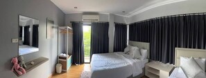 A Little Nap Garden Villa 3 Bedrooms | Khu vực làm việc phù hợp cho laptop, màn/rèm cản sáng 