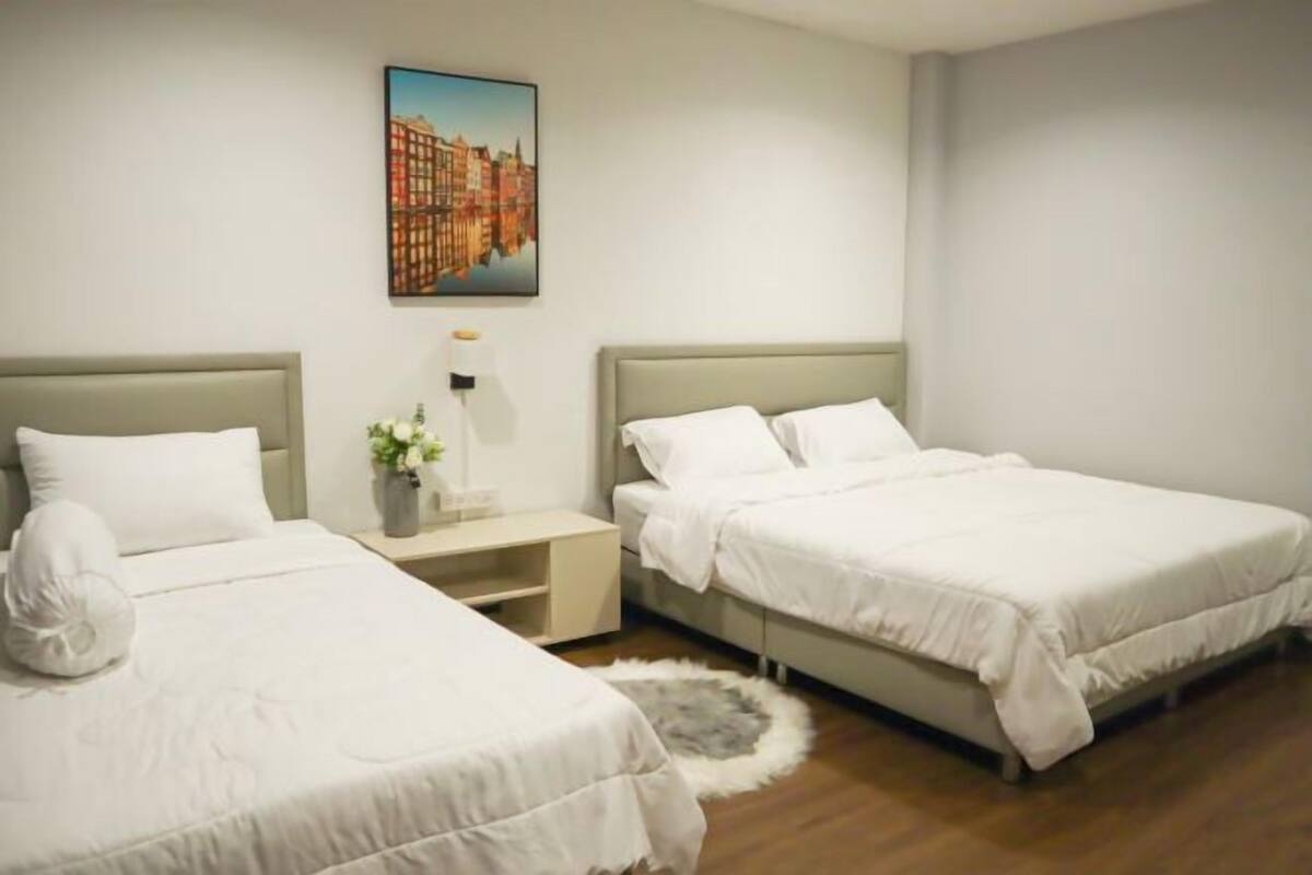 Laptop workspace, blackout curtains, iron/ironing board, free WiFi