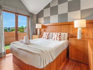 4 bedrooms, free WiFi, bed sheets - Villa La Parcela beachfront in Marbella with private pool, elegant and modern (Marbella)