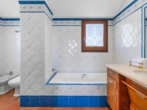 Hair dryer, towels - Villa La Parcela beachfront in Marbella with private pool, elegant and modern (Marbella)
