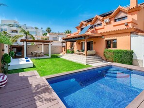 Pool - Villa La Parcela beachfront in Marbella with private pool, elegant and modern (Marbella)