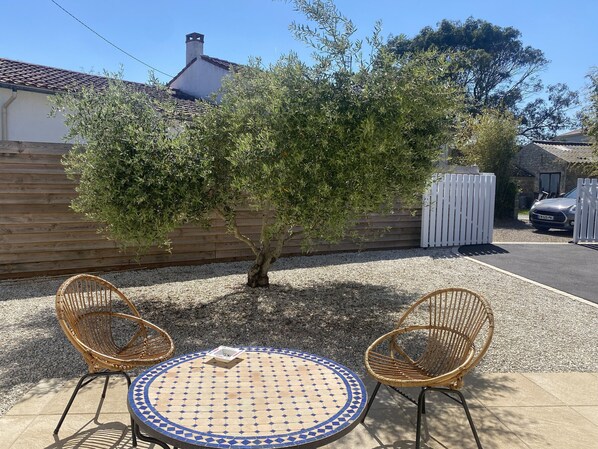 Outdoor dining - 3-Bedroom House with Terrace and Garden in La Terrière (La Tranche-sur-Mer)