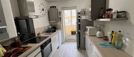 Réfrigérateur, four à micro-ondes, un four, surface de cuisson