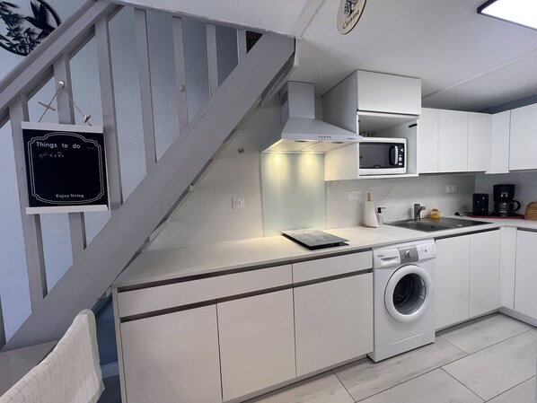 Fridge, microwave, oven, stovetop