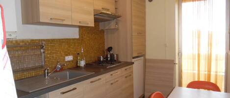 Køleskab, mikrobølgeovn, kogeplade