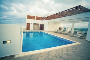 Indoor pool - Serviced Studio Apartment at The Gallery (Accra)