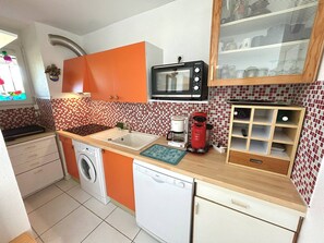 Kühlschrank, Mikrowelle, Herdplatte, Geschirrspüler