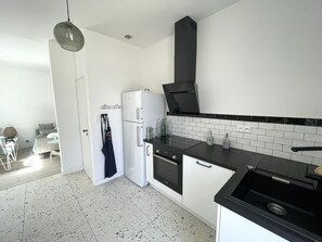 Kühlschrank, Mikrowelle, Ofen, Herdplatte