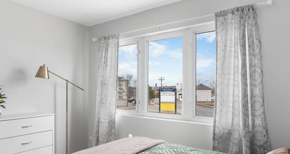 Downtown Apt w/ Free parking and AC