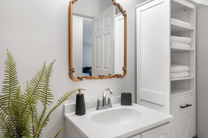 ヘアドライヤー、タオル、石鹸、トイレットペーパー