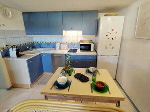 Fridge, microwave, stovetop, dishwasher