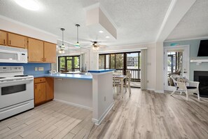 Réfrigérateur, four à micro-ondes, un four, surface de cuisson