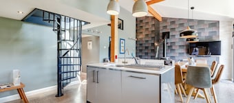Viewpoint Lodge with Wood-Fired Hot Tub in Much Wenlock - 8 bedrooms available