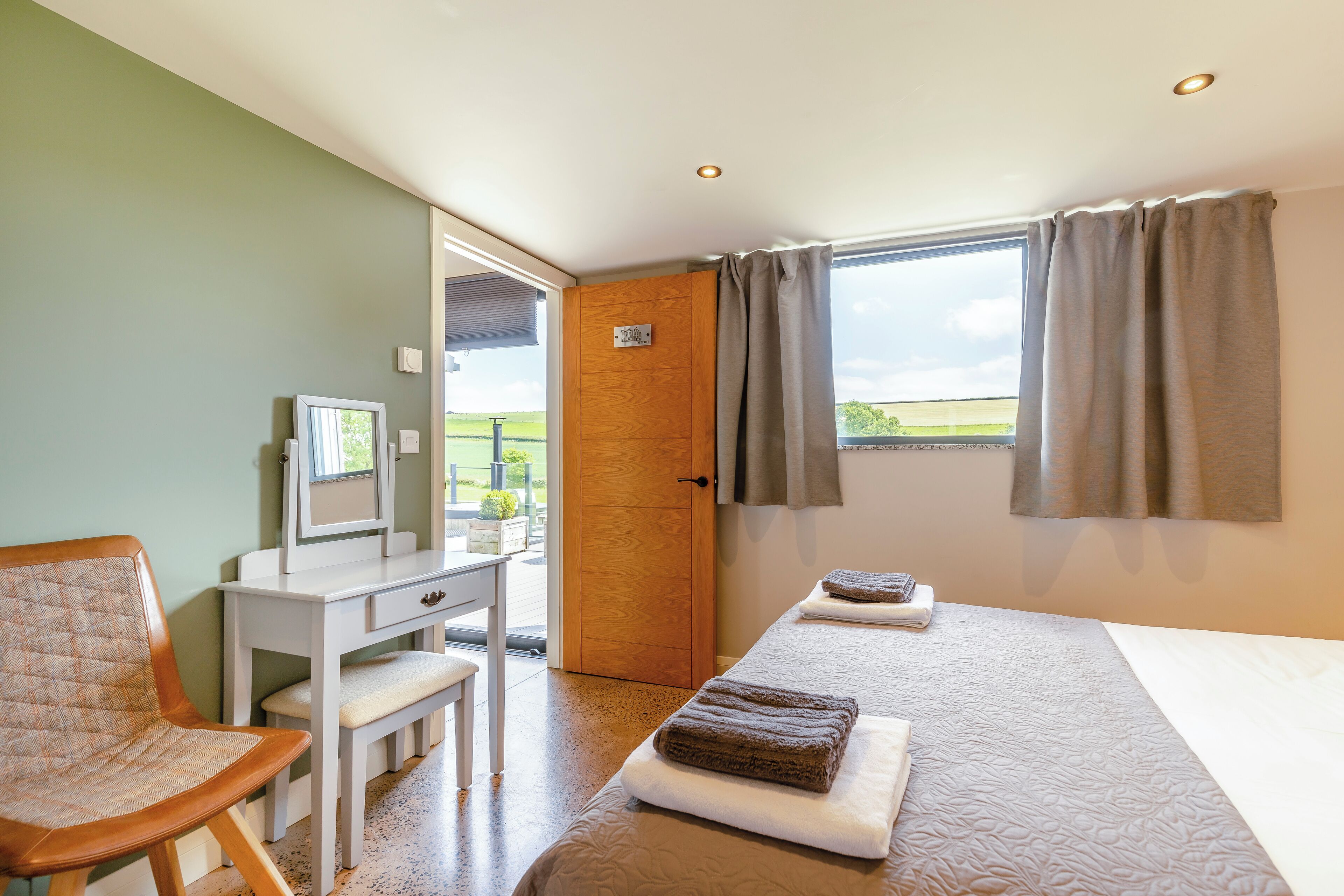 8 bedrooms, iron/ironing board, WiFi, bed sheets