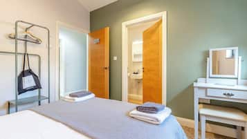 8 bedrooms, iron/ironing board, WiFi, bed sheets