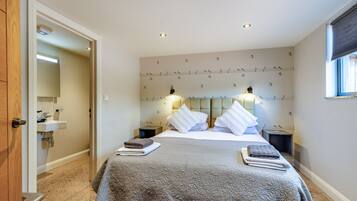 8 bedrooms, iron/ironing board, WiFi, bed sheets