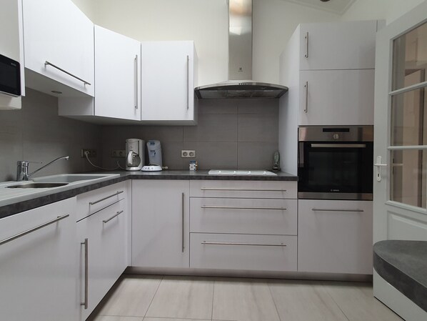 Fridge, microwave, oven, stovetop