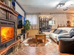 Een televisie en een open haard