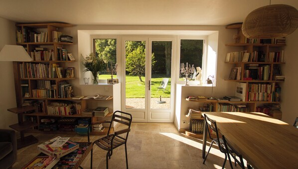 المنشأة من الداخل