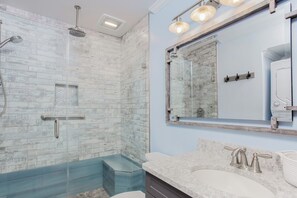 Séchoir à cheveux, serviettes fournies, savon, shampooing