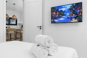 2 bedrooms, iron/ironing board, WiFi