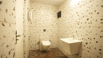 Executive Room | Bathroom | Shower, soap, shampoo