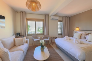 Soundproofing, free WiFi - Hôtel Lou Juan (Antibes)