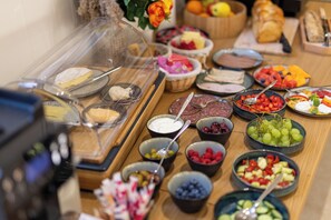 Frokostbuffé hver dag (mot et tillegg)