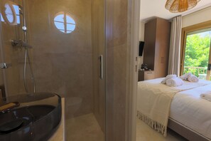 Shower, hair dryer, towels, soap - Hôtel Lou Juan (Antibes)