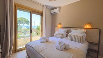 Deluxe-Doppelzimmer, Balkon, Meerblick | Schallisolierte Zimmer, kostenloses WLAN