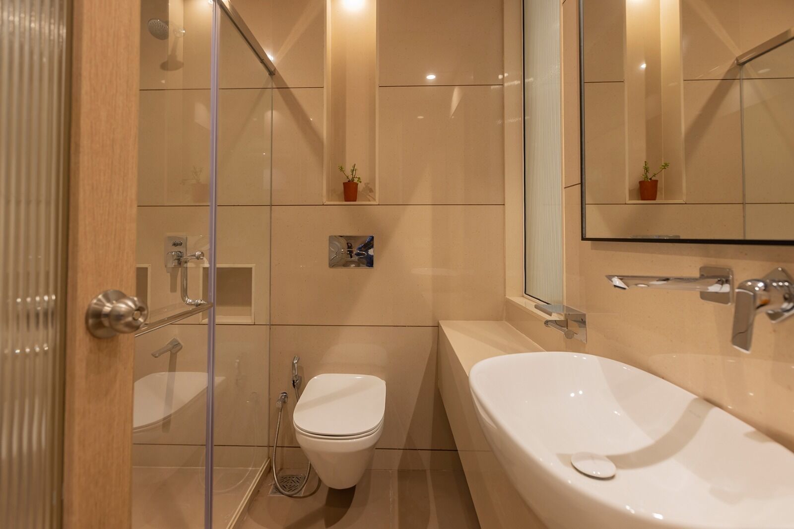 Un baño moderno con cabina de ducha de vidrio, inodoro y bañera independiente.