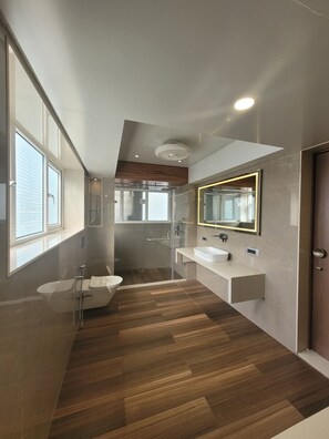 Chambre Supérieure | Salle de bain | Douche, articles de toilette gratuits, serviettes fournies, savon