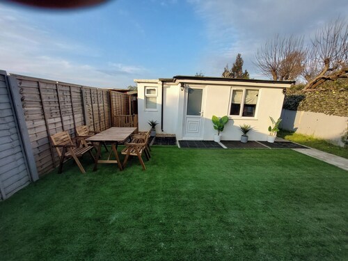 1 Bed-sleeps 4-private Garden-free Parking