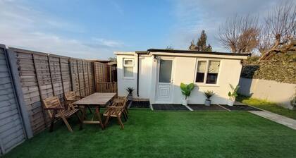 1 Bed-sleeps 4-private Garden-free Parking