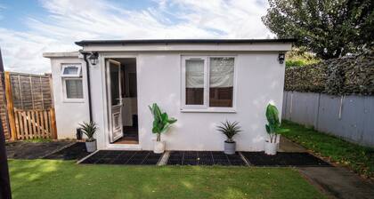 1 Bed-sleeps 4-private Garden-free Parking
